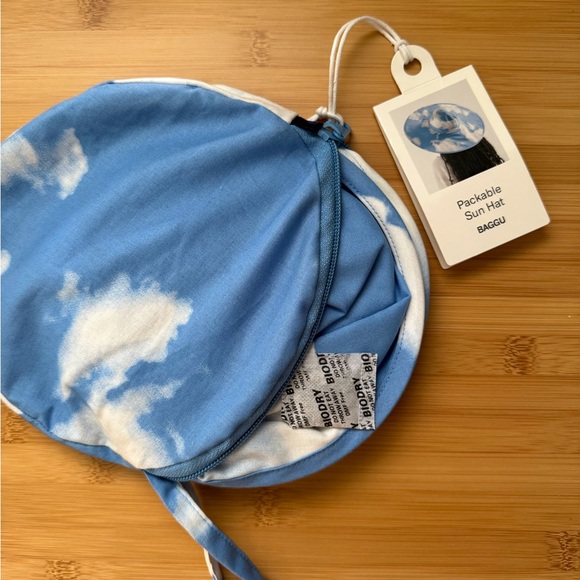 BAGGU Blue and White Packable Sun Hat - Picture 2 of 6